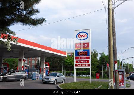 Toronto, Canada - 19 maggio 2026: Stazione di servizio esso con segnaletica Circle K e Tim Hortons Foto Stock