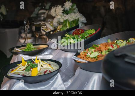 Un buffet che propone piatti arabi meze come Fattoush e baba ghanoush Foto Stock