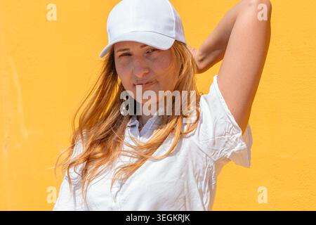 Giovane donna con lentiggini che indossa un berretto bianco pulito Foto Stock