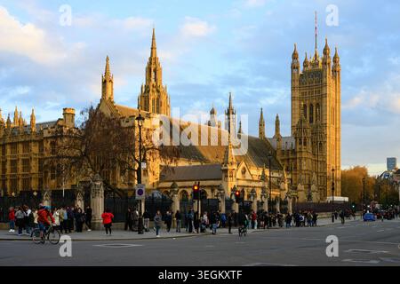 Londra, Regno Unito - 31 marzo 2026; Palazzo di Westminster e Victoria Tower alla luce del sole serale primaverile Foto Stock
