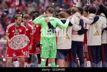MONACO, GERMANIA - 16 MAGGIO: Harry Kane del Bayern Monaco solleva la Bundesliga Meisterschale mentre i giocatori del Bayern Monaco celebrano dopo la partita di Bundesliga tra il Bayern München e il 1. FC Köln all'Allianz Arena il 16 maggio 2026 a Monaco, Germania. © diebilderwelt / Alamy Stock Foto Stock
