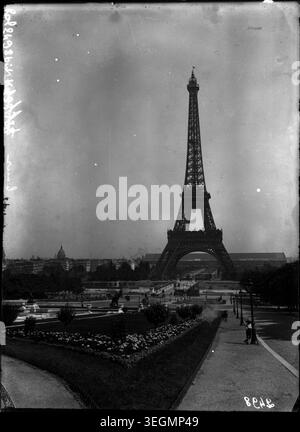 La Torre Eiffel di Parigi è stata fotografata nel 1908. La fotografia stampa registra la struttura e l'area circostante durante la Francia all'inizio del XX secolo. Foto Stock