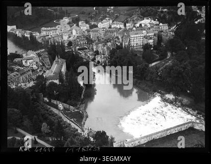 La vista generale di Lourdes mostra la città e il fiume Gave de Pau nel 1914. La fotografia della stampa registra il paesaggio urbano e il paesaggio circostante all'inizio del XX secolo in Francia. Foto Stock