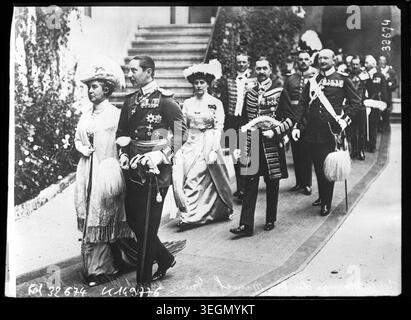Fotografia stampa del matrimonio del principe Augusto Guglielmo di Prussia e della granduchessa Hilda di Baden al castello di Hohenzollern a Sigmaringen, Germania, il 4 settembre 1913, che mostra l'abbigliamento reale, le attività cerimoniali e la nobiltà europea durante l'inizio del XX secolo. Foto Stock