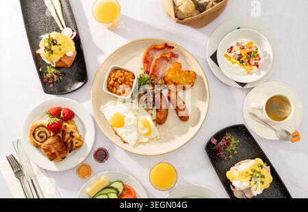 Delizioso brunch con vari piatti e bevande rinfrescanti Foto Stock
