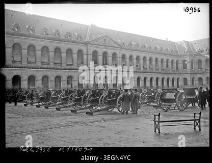 I cannoni tedeschi catturati al nemico sono esposti nel cortile del Hôtel des Invalides a Parigi nel 1915, mettendo in evidenza i trofei militari e l'artiglieria della prima guerra mondiale. Premere Fotografia. Foto Stock