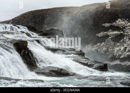 Gullfoss, un'enorme e iconica cascata situata nel canyon del fiume Hvítá nel sud-ovest dell'Islanda, in Europa Foto Stock