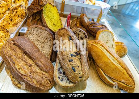 Varietà di pani artigianali appena sfornati, pane rustico e panini in mostra alla fiera gastronomica GastroCanarias 2026 Foto Stock