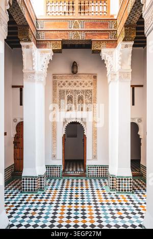 Gli studenti studiano nella storica Madrasa Ben Youssef a Marrakech, in Marocco. L'edificio presenta design intricati e architettura tradizionale. Serve come luogo di apprendimento e riflessione. Foto Stock