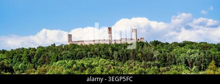 Panoramica delle rovine medievali del castello reale di Chęciny Foto Stock