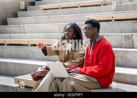 Riflessivo concentrato di amici afroamericani uomo donna studenti appassionatamente discutere di studi. Foto Stock