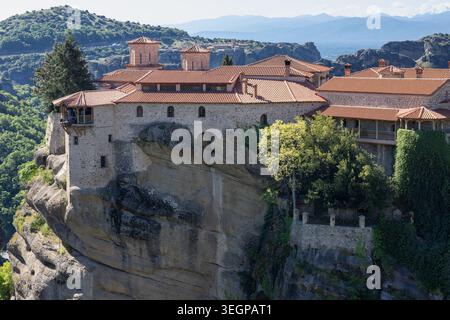 l'antico monastero di varlaam arroccato su una spettacolare scogliera di pietra arenaria a meteora, in grecia, un sito patrimonio dell'umanità dell'unesco che cattura la splendida architettura ortodossa Foto Stock