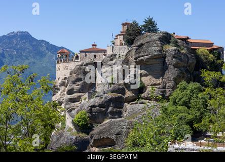 santo monastero di santo stefano su una massiccia formazione rocciosa a meteora in grecia Foto Stock