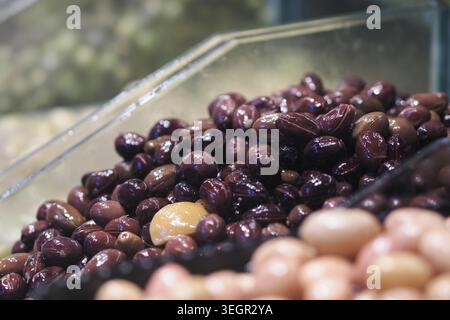 Olive esposte in uno stallo del mercato per la vendita Foto Stock