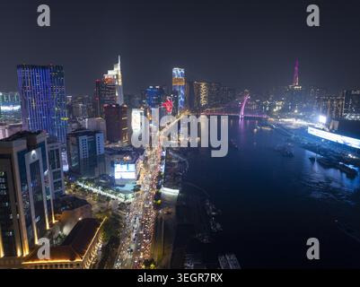 Veduta aerea dello skyline illuminato di ho chi Minh City di notte con il fiume Saigon, le strade trafficate della città e i grattacieli luccicanti ho chi Minh ci Foto Stock