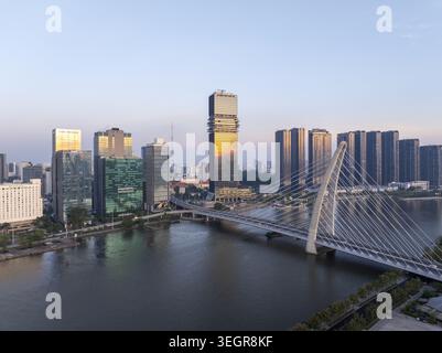 Vista aerea del moderno ponte Thu Thiem 2 che attraversa il fiume Saigon con lo skyline urbano e i grattacieli sotto un cielo limpido a ho chi Minh City, H. Foto Stock