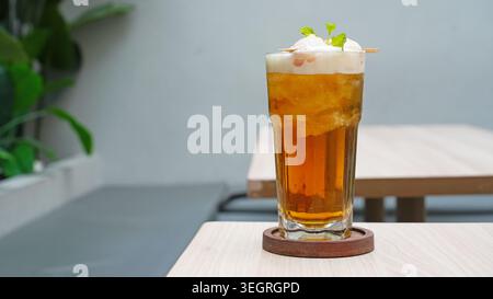 Tè freddo rinfrescante con frutta e menta Foto Stock