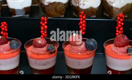 Dessert al parfait alle fragole. Foto Stock