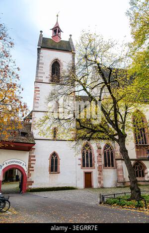 Lohnhof e la chiesa di Leonard a Kohlenberg, nel centro storico di Basilea, Canton Basilea città, Svizzera. Foto Stock