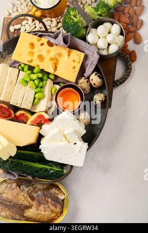 Composizione con prodotti alimentari ricchi di calcio su sfondo chiaro. Vista dall'alto. Foto Stock