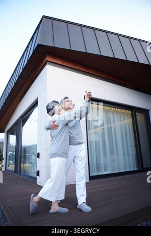 Sorridente coppia senior ballare insieme Foto Stock