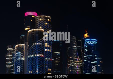 West Bay, Doha, Qatar - 30 settembre 2025: Una fotografia notturna orizzontale con la sede illuminata della Banca Islamica Internazionale del Qatar. Foto Stock