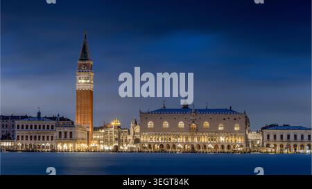 Piazza San Marco e Campanile illuminati nell'ora blu sul lungomare di Venezia, con vista sulla Laguna di Venezia in Italia. Foto Stock