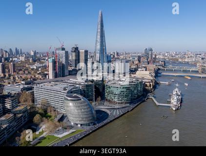 Lo Shard accanto al Tamigi a Londra, che mostra architettura moderna, paesaggio urbano sul lungofiume e una famosa skyline. Foto Stock