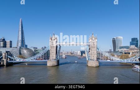 Tower Bridge, Tamigi e The Shard a Londra, che mostrano i famosi monumenti della città e lo skyline lungo il lungofiume. Foto Stock