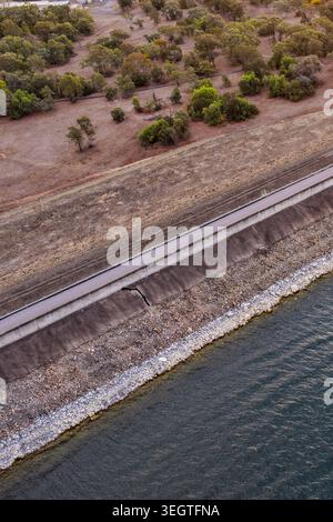 Vista ravvicinata verticale dell'antenna della diga di Glenbawn e del paesaggio circostante nel NSW Australia. La fotografia del drone cattura la struttura ingegneristica Foto Stock