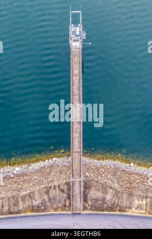 Vista verticale dall'alto verso il basso della parete della diga di Glenbawn con il passaggio pedonale che porta all'ingresso dell'acqua nel nuovo Galles del Sud Australia. Foto Stock