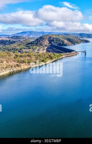 Vista verticale aerea della parete della diga di Glenbawn e del paesaggio circostante che mostra la diga nel nuovo Galles del Sud Australia. Foto Stock