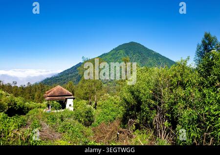 Snackstand sulla strada per il Monte Gunung Ijen, Giava, Indonesia, Sud-est asiatico. Sentiero escursionistico con chiosco sulla strada per Gunung Ijen, Giava, Indonesia. Foto Stock