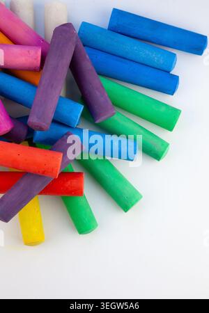 I gesso colorati si attaccano. Un mucchio di gesso per disegnare sulla strada. Hobby e artigianato. Ritorno alla scuola Foto Stock