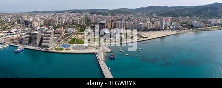 Immagine aerea panoramica della costa di Valona e del paesaggio urbano Foto Stock