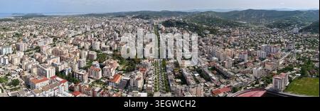 Ampio panorama aereo del paesaggio urbano di Valona e di Inland Boulevard Foto Stock