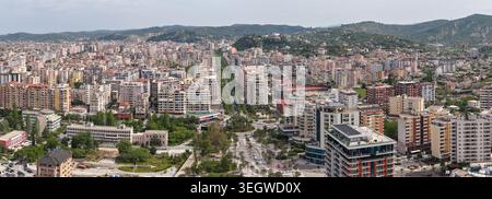 Ampia immagine aerea panoramica del paesaggio urbano di Valona e del viale principale Foto Stock