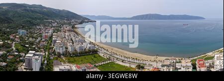 Ampia vista panoramica aerea della spiaggia di Valona, del lungomare e della penisola di Karaburun Foto Stock