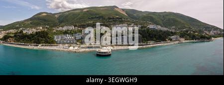Vista aerea panoramica della costa di Valona, del molo rotondo e del Mar Ionio turchese Foto Stock