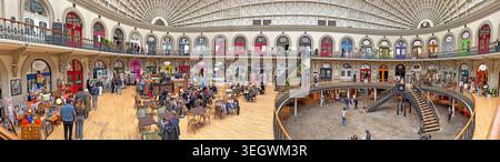 Vista molto ampia all'interno del Leeds Corn Exchange, un punto di riferimento storico di Cuthbert Brodrick, ora utilizzato per lo shopping indie. Foto Stock