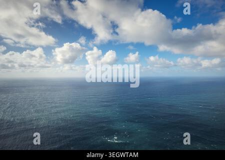 Vista aerea panoramica dell'Oceano Atlantico blu sotto un cielo nuvoloso e luminoso Foto Stock