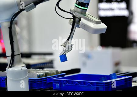 Robot collaborativo automatizzato che trasferisce le parti presso una moderna workstation industriale. Foto Stock