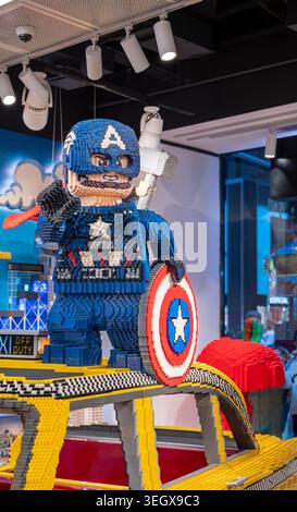New york, usa 19 agosto 2024. Personaggio lego di Capitan america che mostra uno scudo rosso, bianco e blu all'interno di un affollato negozio lego, con una t Foto Stock