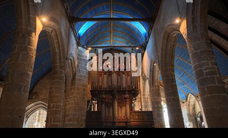 Vista aerea dell'interno di Eglise Saint-Melaine de Morlaix con soffitto a volta blu con stelle e colonne di pietra a Morlaix, Bretagne, fra Foto Stock