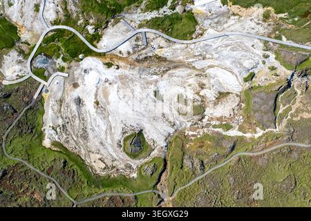Vista aerea dell'area geotermica di Hveravellir con depositi di minerali bianchi, sfiati fumanti e passerelle di legno che si snodano attraverso il paesaggio di Hu Foto Stock