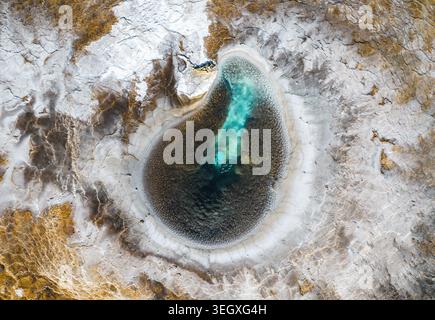 Vista aerea delle sorgenti termali geotermali di Hveravellir con vibranti acque turchesi e crosta minerale strutturata a Hunabyggd, Islanda. Foto Stock