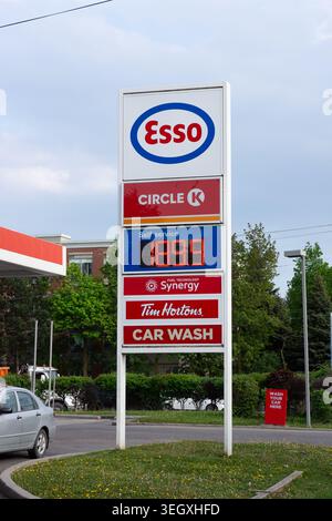 Toronto, Canada - 19 maggio 2026: Cartello del distributore di benzina esso con Circle K Tim Hortons e servizi di autolavaggio Foto Stock