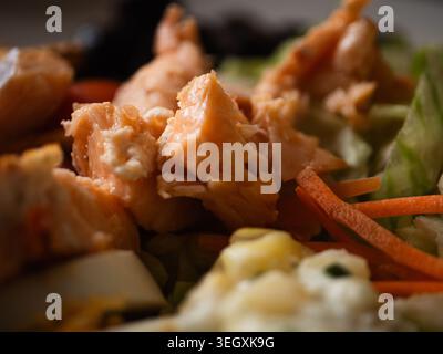 Insalata di salmone e patate su un piatto Foto Stock