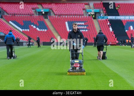 Squadra di terra che utilizza i rasaerba Honda Professional Roller sul campo di erba al Wembley Stadium, Londra, Regno Unito Foto Stock