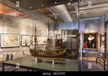 Rotterdam, Paesi Bassi - 17 maggio 2026. Grande e intricato modello di veliero storico in una vetrina presso il Museo marittimo. Foto Stock
